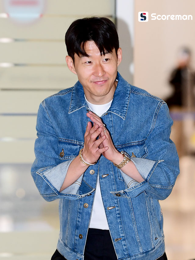 손흥민, 시즌 마치고 귀국…환한 미소로 팬들에 손인사